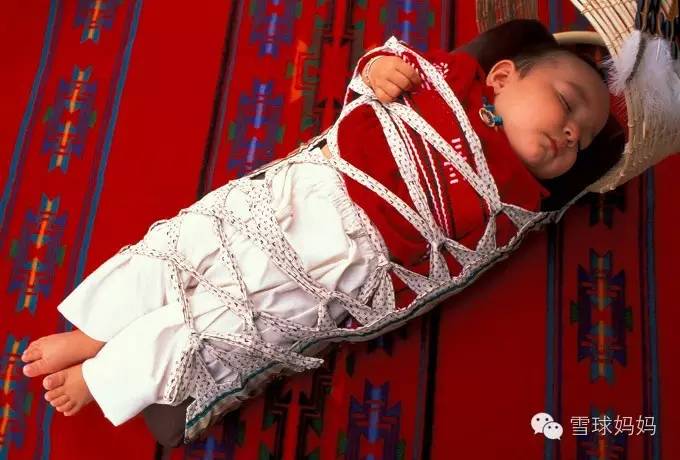 给宝宝裹起来的正确方式,给宝宝裹包被的方法