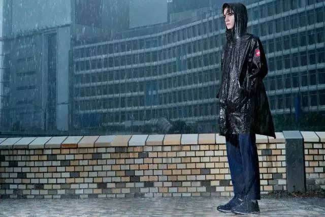 打个屁伞,真·青年就该披上雨衣起来嗨|潮物草坪