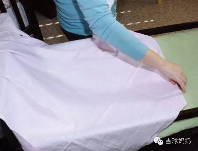 给宝宝裹起来的正确方式,给宝宝裹包被的方法