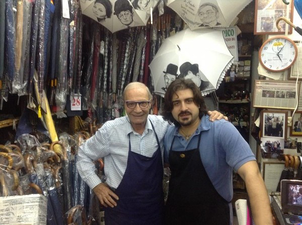 雨伞英伦范儿的绅士标配,英国老绅士雨伞