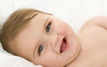 宝宝眼屎把眼睛糊住了怎么办,宝宝眼屎多是因为妈妈吃辣吗