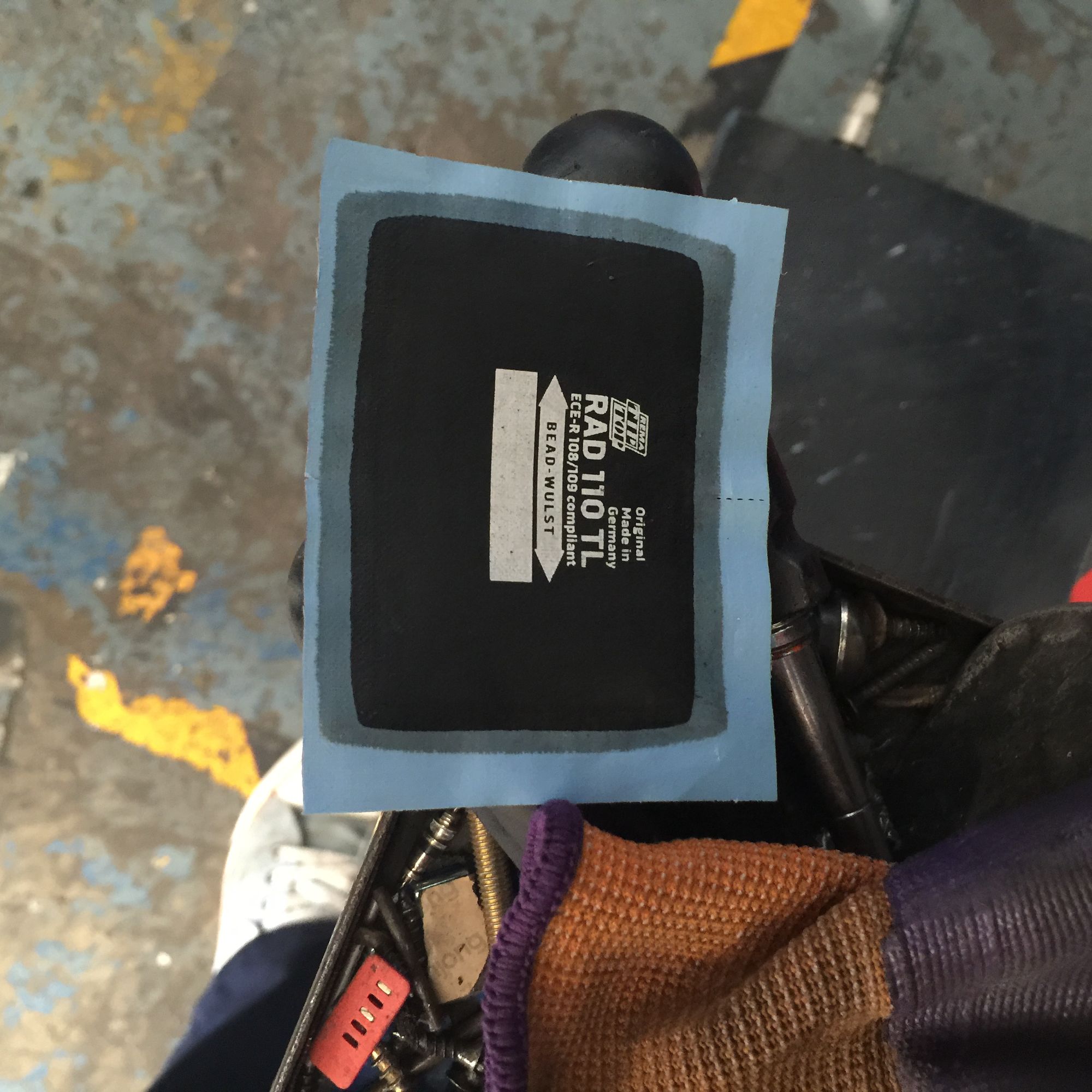 倒霉轮胎扎钉子,倒霉汽车轮胎被扎