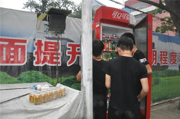 三初中生嫌考试压力大偷饮料，被抓后发现随身携带震动棒和安全套