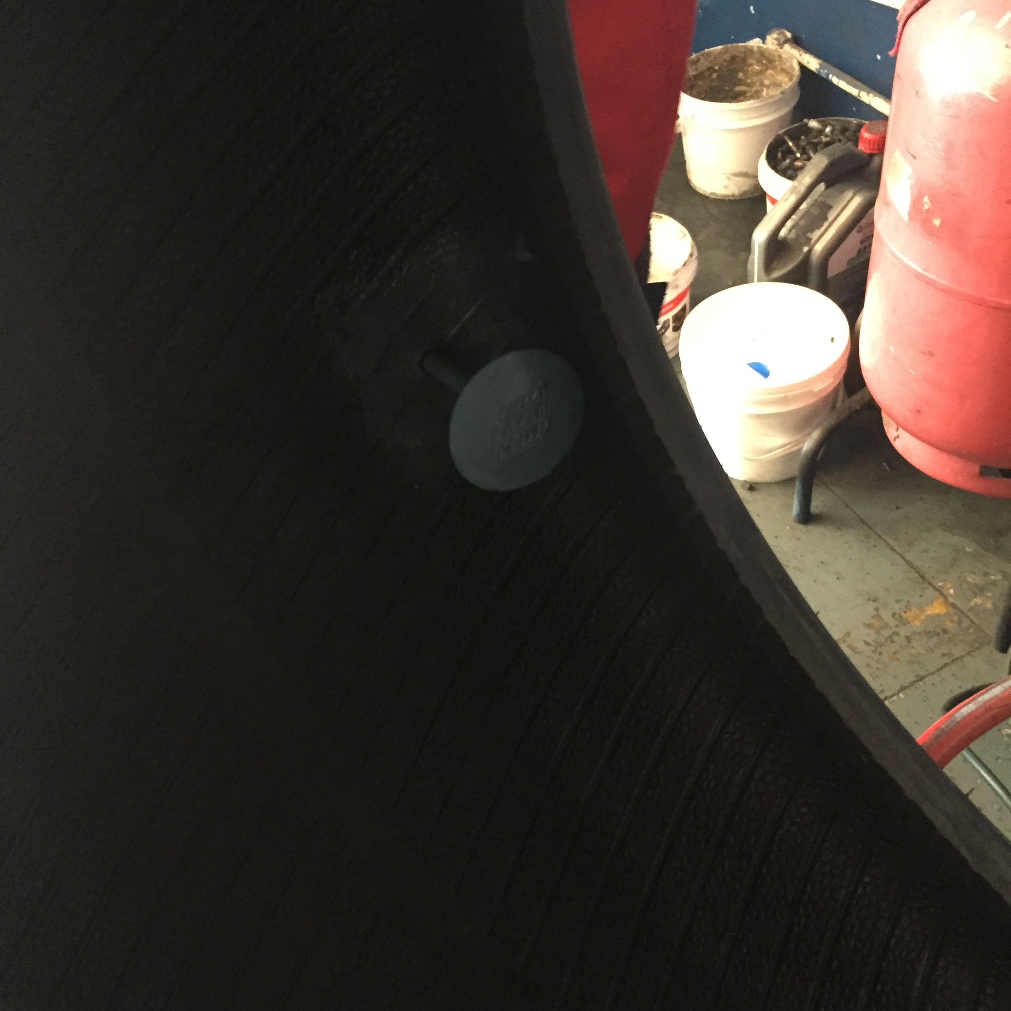 倒霉轮胎扎钉子,倒霉汽车轮胎被扎