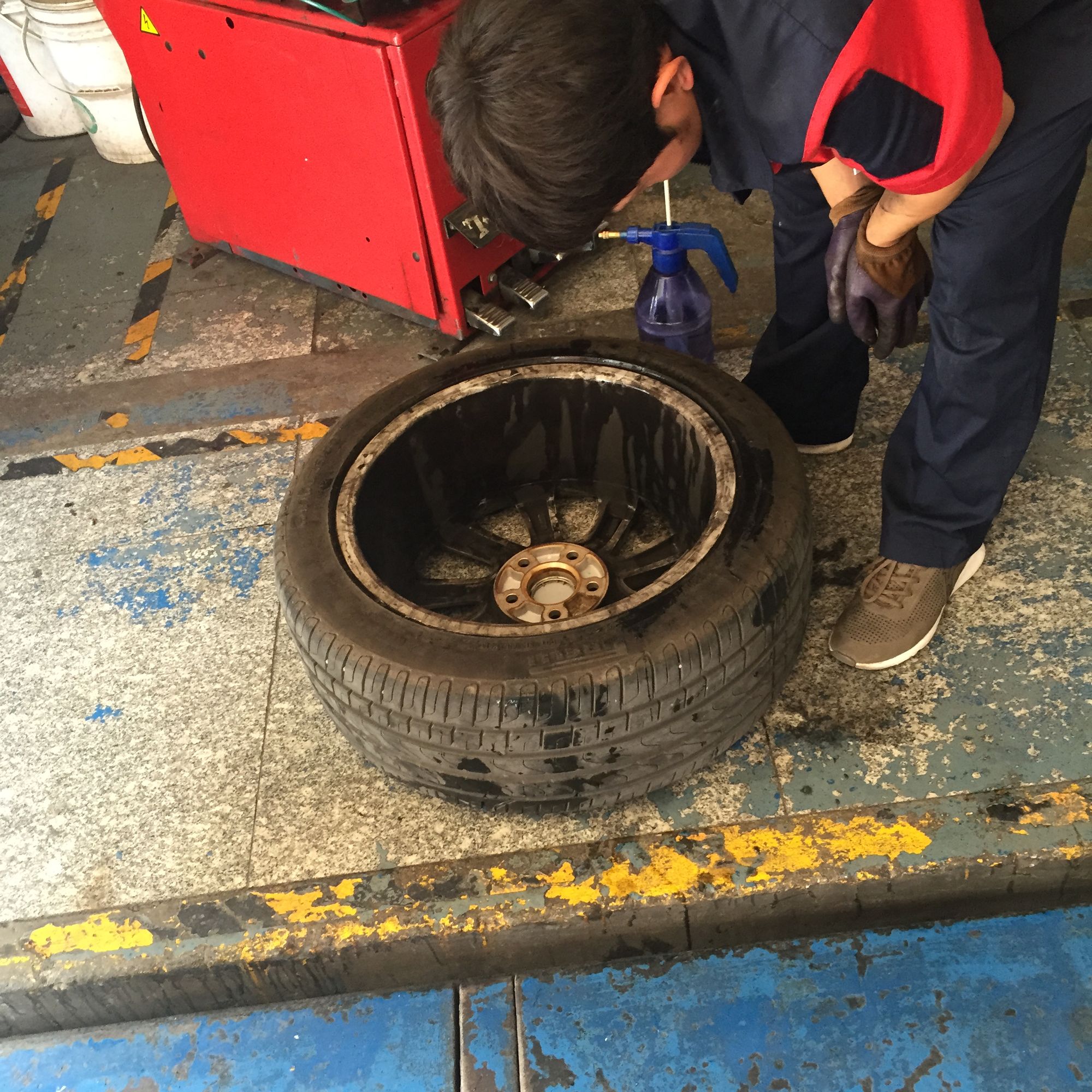 倒霉轮胎扎钉子,倒霉汽车轮胎被扎