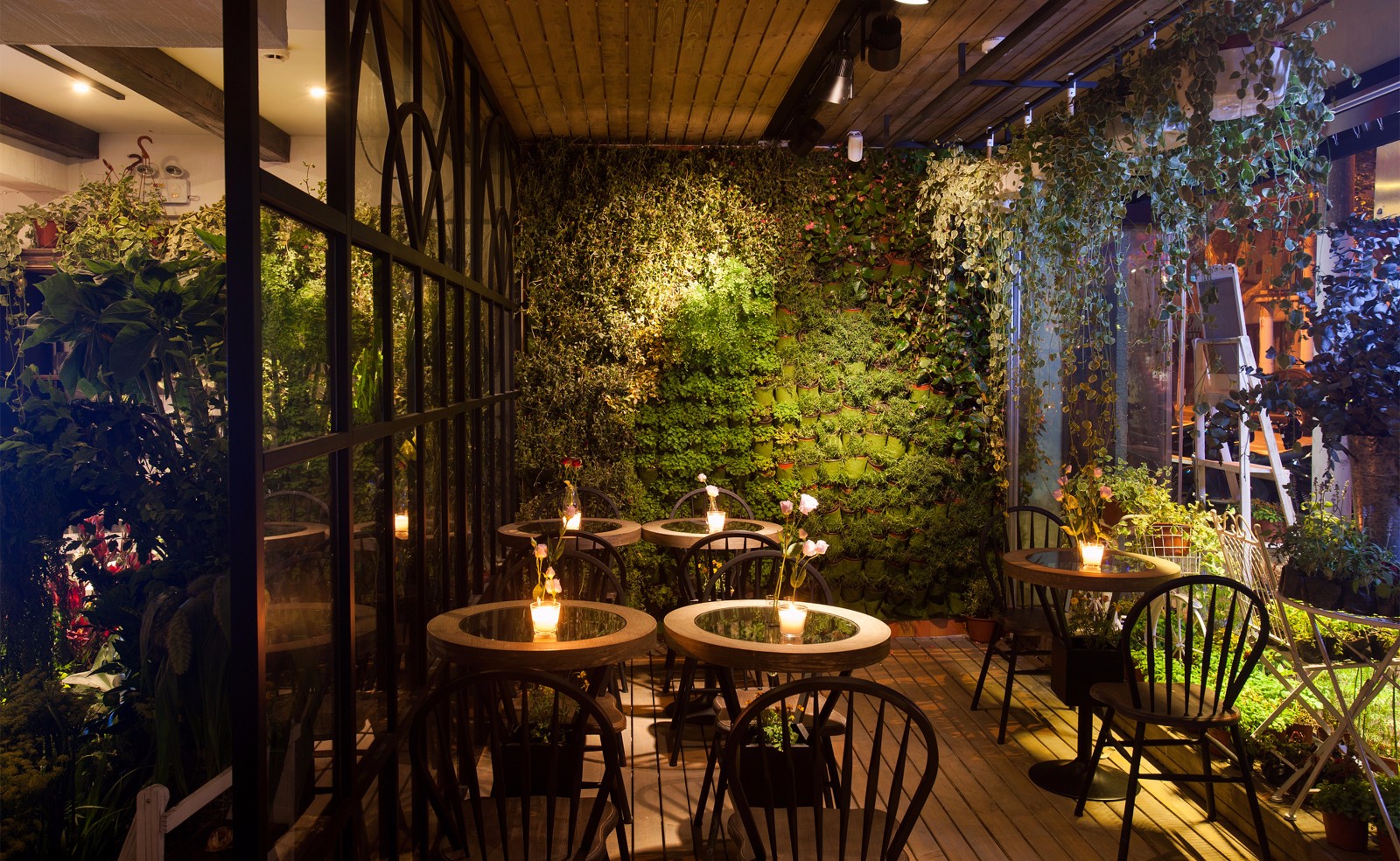 这位当过服装设计师的餐厅老板,搬了一座巴黎花园到餐厅,女孩们