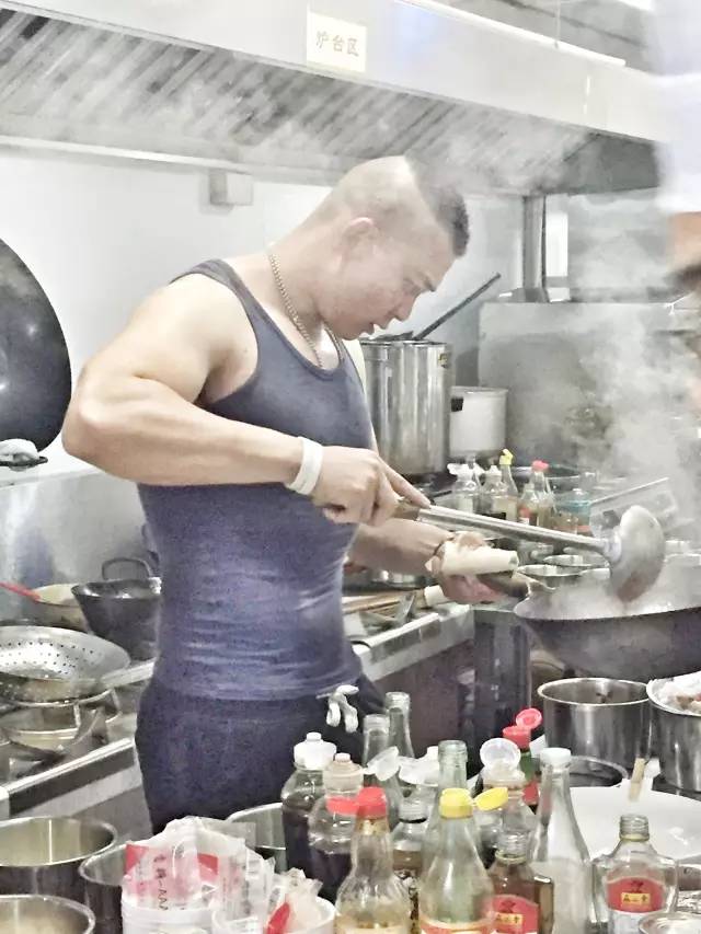 又要火了！这位帅气壮男，在宁波开了一家餐厅！女食客都疯狂了