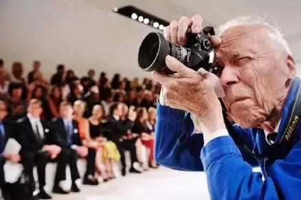 城内的人迷茫城外的人慌张,城里的人不懂城外人的快乐