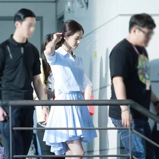 夏日穿搭蓝白色,好看又时髦的夏日穿搭