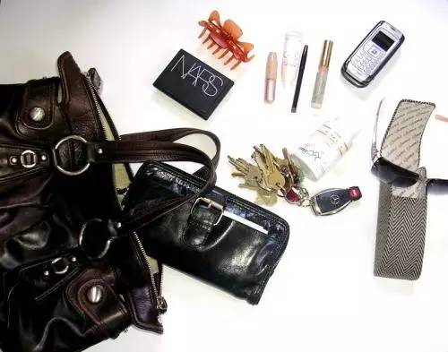 拜托，我虽关心女神包里有啥，但我的够实用就好了