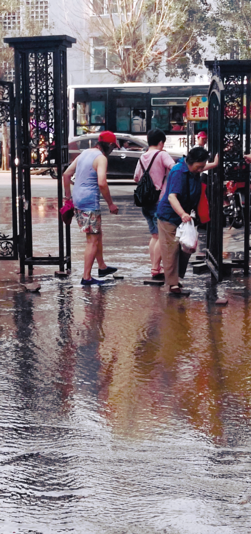 小区门口惊现清澈见底的水,小区内景观水池冒大水泡