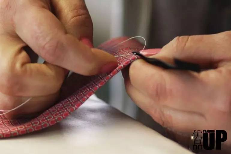 是时候该羡慕一下男士风尚传统了,毕竟绅士们连领带都可以定制