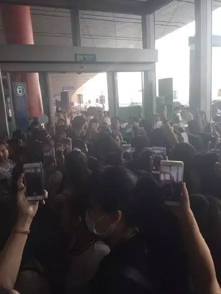 一言不合就堵厕所，小鲜肉你们得带多少保镖才能隔开痴女？！