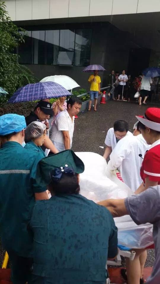 致敬暴雨时守护我们的人,致敬在暴雨中的坚守