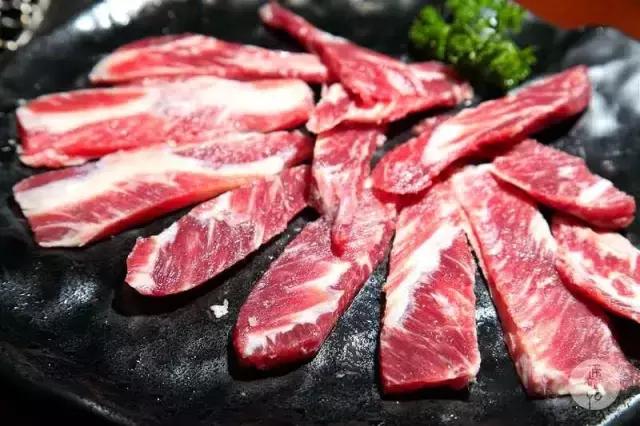 炭火上油脂的高级娇喘，为你撕开这个夏天吃肉的最高性价比