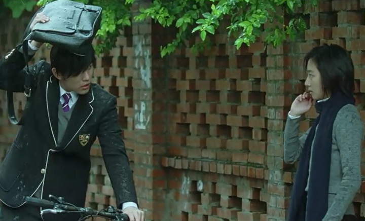 下雨天小神器,下雨天遮雨神器搞笑