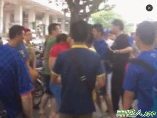 足球流氓打意大利球迷,申花球迷穿着上港球衣打上港球迷