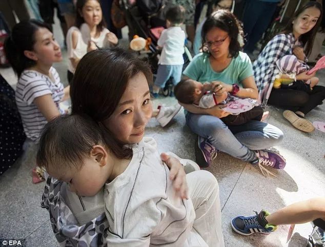 女子给孩子当众哺乳被爸妈指责,年轻妈妈当众哺乳被指责讽刺