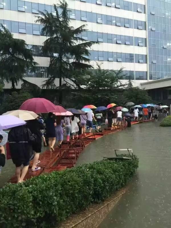 致敬暴雨时守护我们的人,致敬在暴雨中的坚守