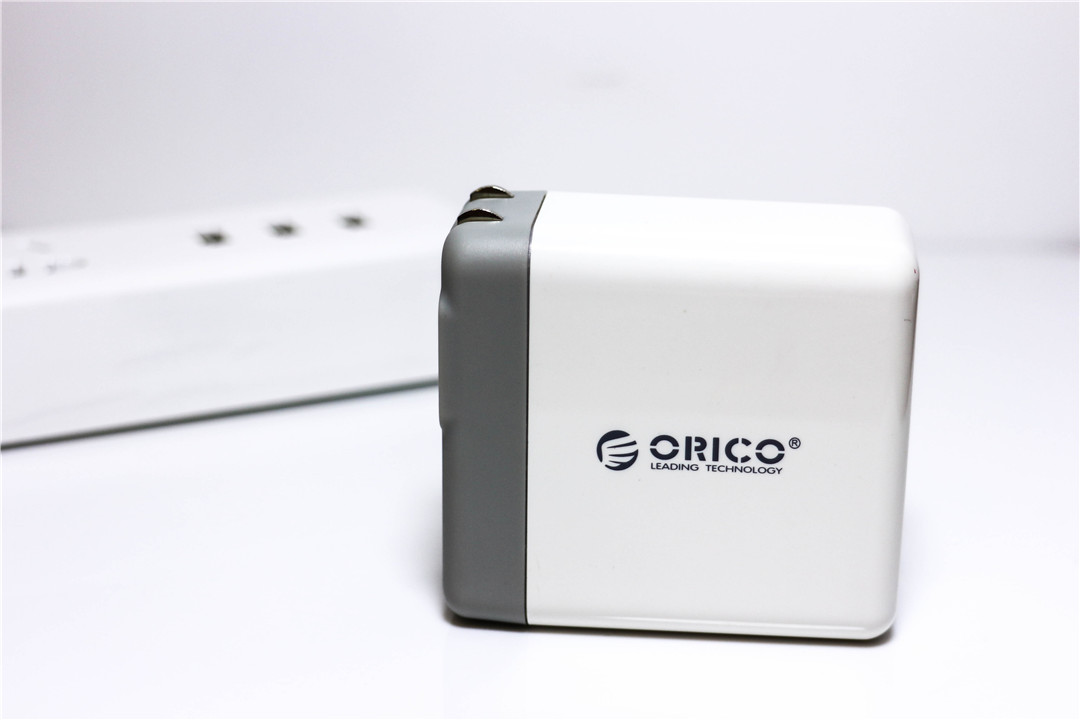 双口快速充电小钢炮，IPad也可2A满速充电