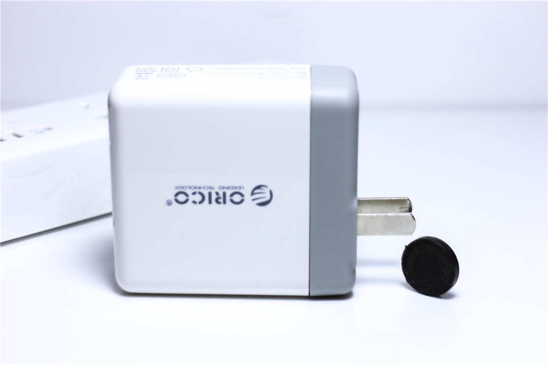 双口快速充电小钢炮，IPad也可2A满速充电