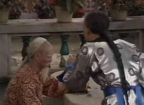 乾隆临死前给嘉庆手指上写了什么,乾隆驾崩的一刻嘉庆和和尚的表情