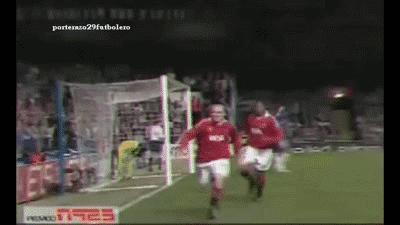 进球庆祝抓草皮吃被红牌罚下,庆祝进球之后被队友打