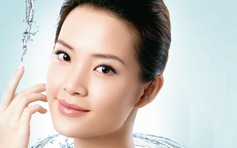 用盐水洗脸好还是用淘米水洗脸好,用盐水洗脸有什么作用