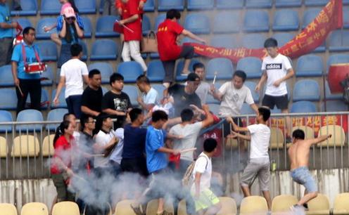 涓敳璧涘満鎯婄幇鏆村姏椋炶腹鐘,涓敳鑱旇禌鐖嗗彂鍐茬獊涓や汉鏌撶孩