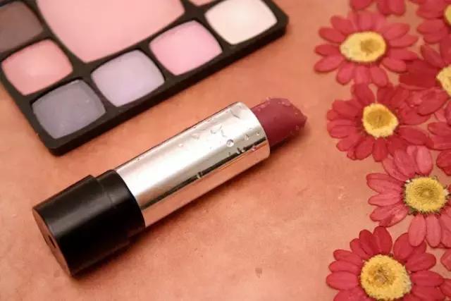 拯救唇膏大作战！3招轻松搞定唇膏折断、融化尴尬问题！