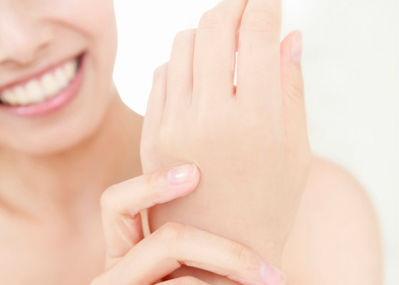 夏天手脱皮裂开怎么回事,手夏天脱皮缺哪种维生素