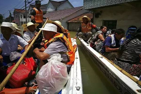 “神勇”冲锋舟：洪峰中架起生命的桥梁