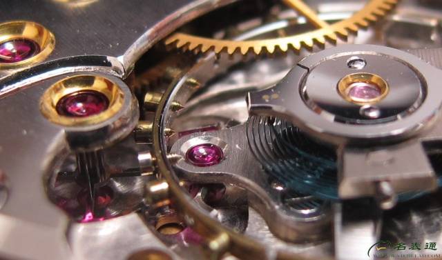 它根本就符合苛刻的日内瓦标准，古董浪琴一个没落的贵族