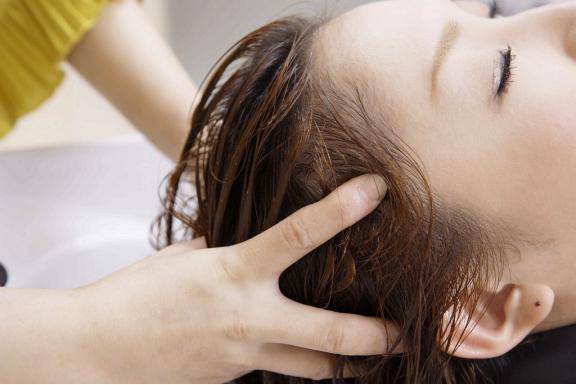 待我长发及腰你送我出嫁可好,待我长发及腰送我一把剪刀文案