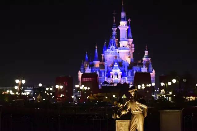 迪士尼开学典礼小朋友入园,上海迪士尼满月