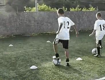 初中篮球基本功训练球感,人人必练的30种足球球感基本功