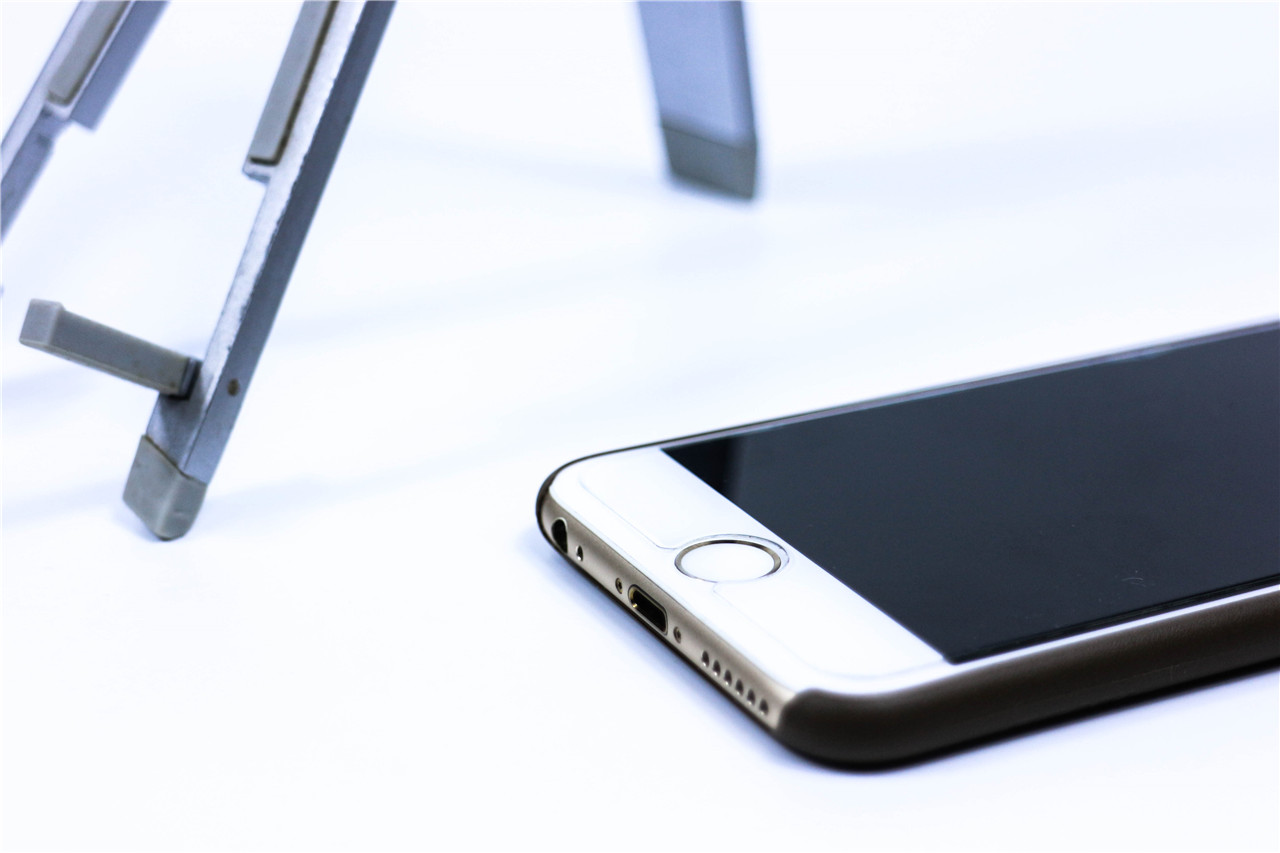 给苹果6装上6s的壳,苹果6s戴上智能壳