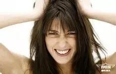 头痒掉头皮屑出油秃了一块,孕期头发出油痒头皮屑多怎么办