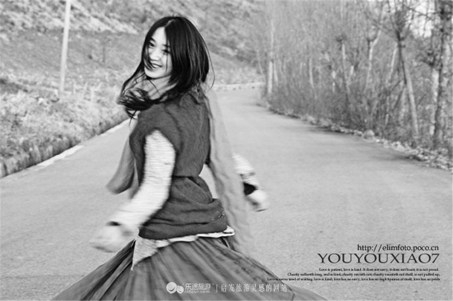 一个女孩一个相机,一个女的拿着单反相机旅游