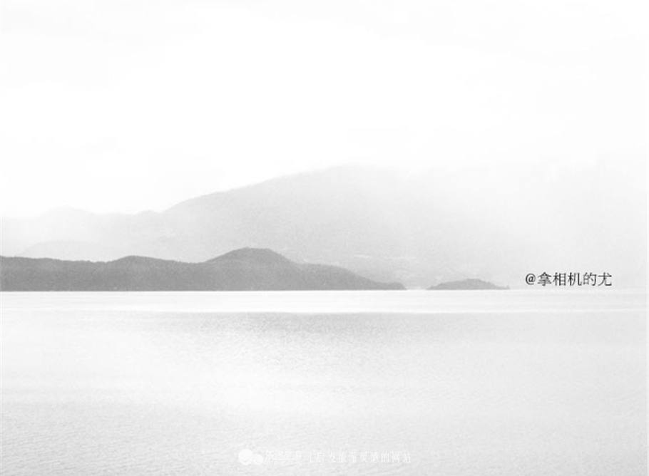 一个女孩一个相机,一个女的拿着单反相机旅游