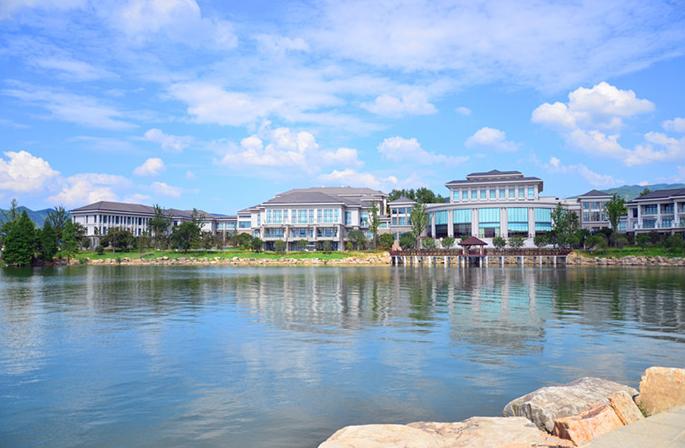 山间漂流避暑旅游,浙江深山避暑天堂住木屋