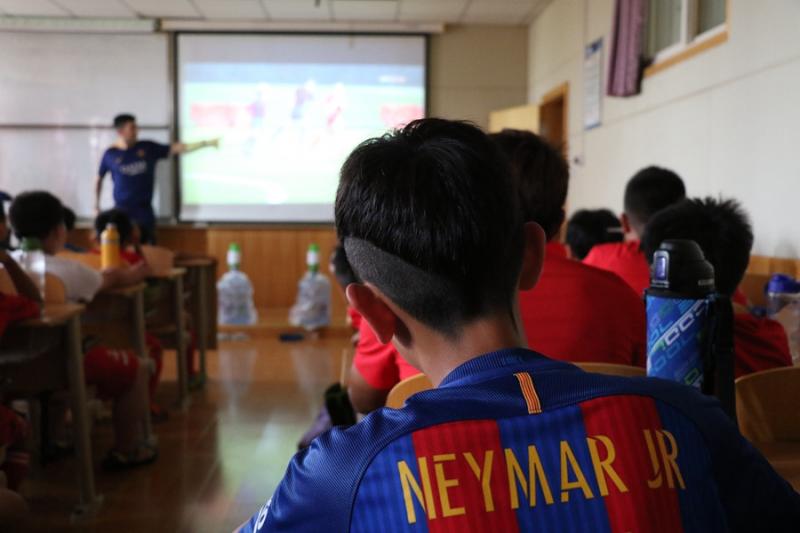 他们因梅西而结缘足球，中国足球名宿之子也爱巴萨