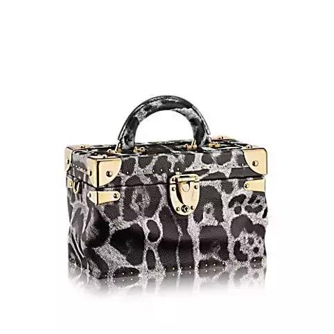 lv最新款脑洞也太大了吧,lv新款比之前多了两条线