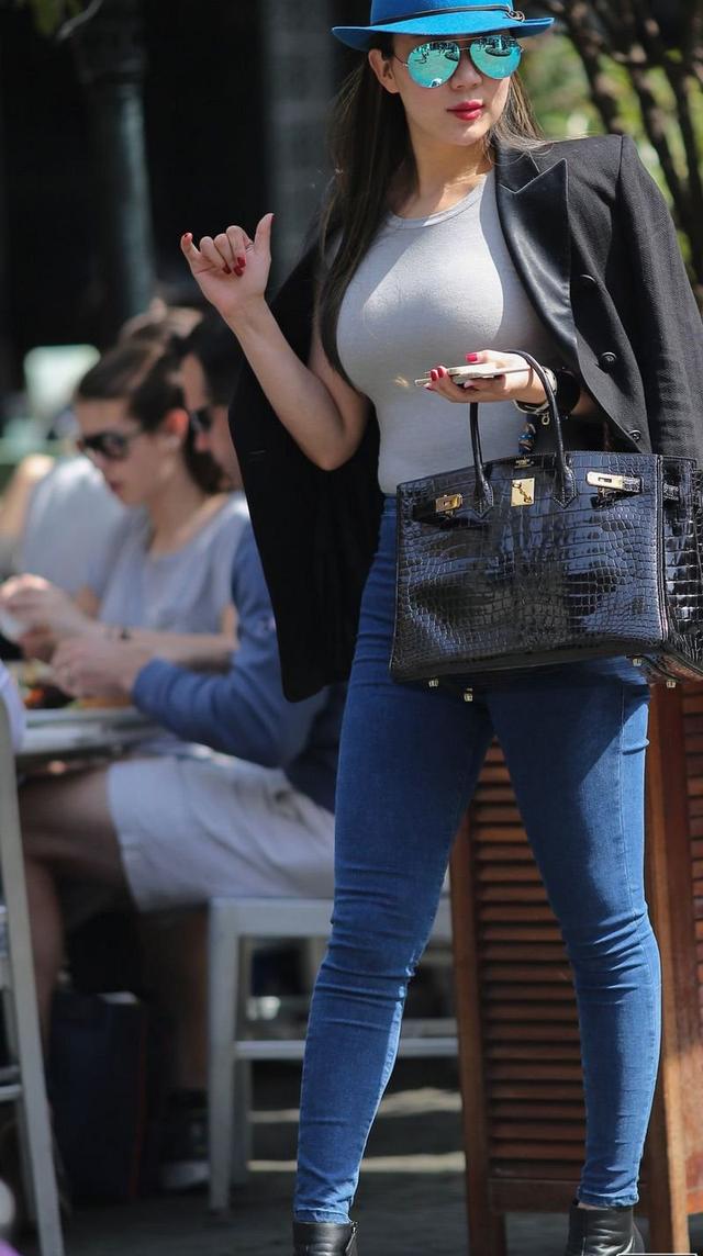 为什么说穿紧身裤的女人颜值不会太低，还风情万种