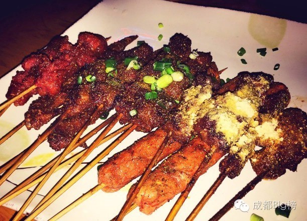 这个挨着成都建设巷的新新社区，看起来好像很好吃。