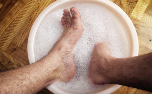 男人脚臭怎么办用什么方法治脚臭,男生脚臭怎么办如何消除