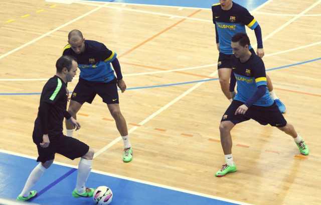 足球鞋不在草地上踢选哪个,踢一次足球选鞋