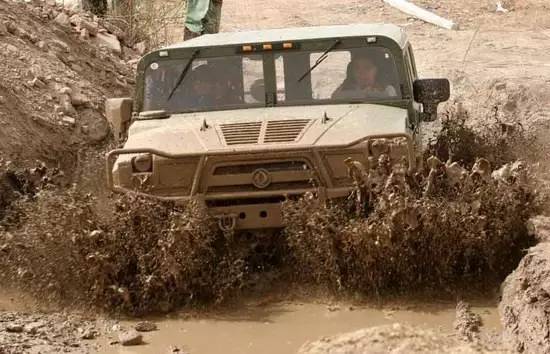 退伍老兵敬礼军车鸣笛感动想哭,中国军队老军车