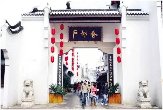 每个城市本地人不去的美食街,有一条美食街值得去品味