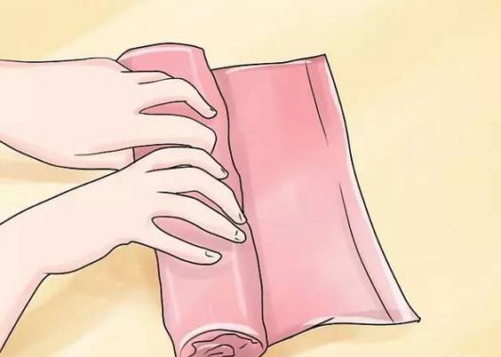 衣服褶皱没熨斗怎么办,衣服有褶皱没有熨斗怎么办